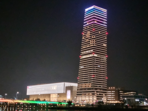 밤 8시 차를 몰고 갑천으로 향해 산책하던 중 보인 대전의 랜드마크