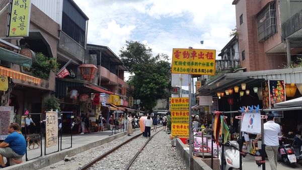 철도 위에서 천등 날리는 여행객들