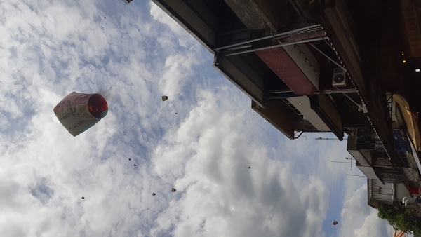 하늘로 날아가는 천등