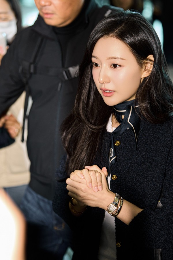 <b>김지원</b>, 홍콩으로 출국... 공항패션 '눈길'