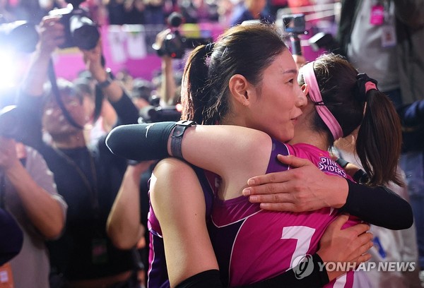 사진=마지막 우승 함께 일궈낸 김연경-김수지. 연합뉴스