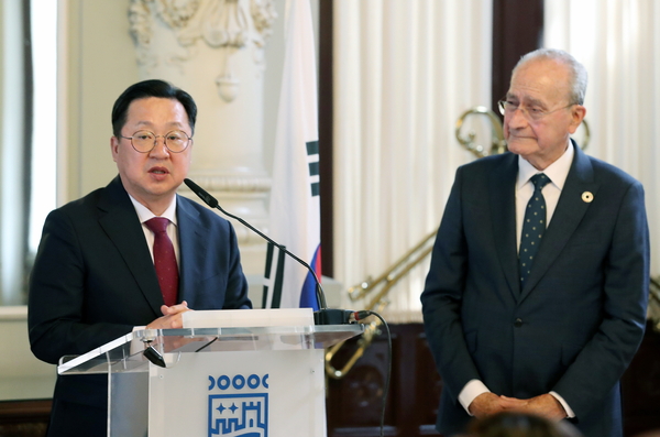 이장우 시장(왼쪽)이 현지시간으로 지난 1일 스페인 말라기시청에서 공동 기자회견을 갖고 질의에 답하고 있다. 대전시공동취재단 제공