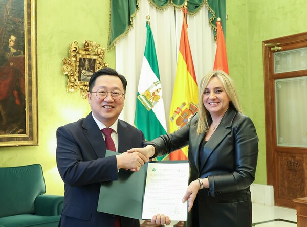 이장우 시장(왼쪽)이 현지시간으로 지난달 31일 스페인 그라나다 시청을 방문해 마리프란 카라소 그라나다 시장과 만나 양 도시 간 우호협약을 갱신하고 있다. 대전시 제공