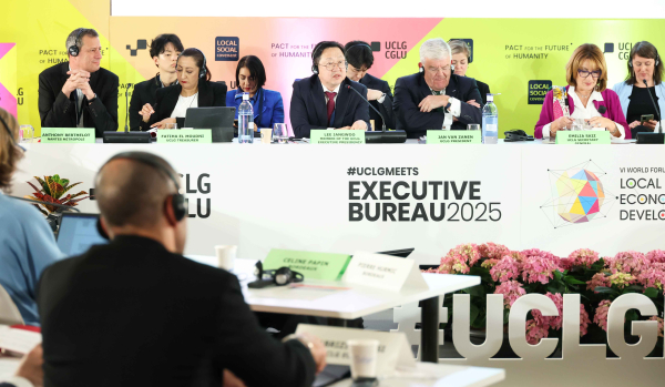 이장우 시장이 현지시간으로 지난 3일 스페인 세비야에서 열린 세계지방정부연합(UCLG) 집행부 회의에 참석해 지방재정과 다자주의 세션 회의를 주재하고 있다. 대전시 제공