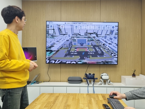 이필수 ㈜스마트프로 부사장(왼쪽)이 기술을 시연하고 있다. 이준섭 기자