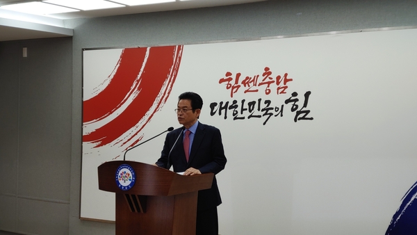 15일 전국 순회 일정 첫 행보로 충남을 찾은 이철우 국민의힘 대선 경선 후보가 도청 프레스센터에서 기자회견을 열고 충청 공약을 발표하고 있다. 최신웅 기자