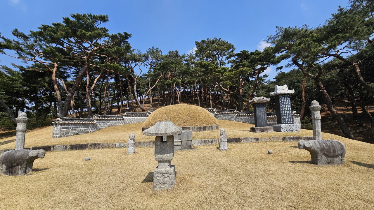 이충무공 묘 전경. 각종 석물과 곡장이 남다르다.