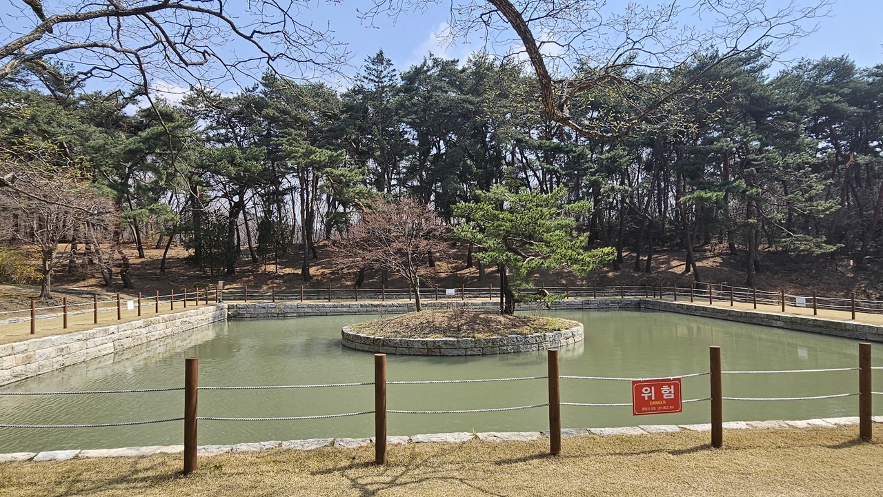 이충무공 묘 앞에 있는 연못. 동양의 전통적인 천원지방의 사상을 담고 있다.