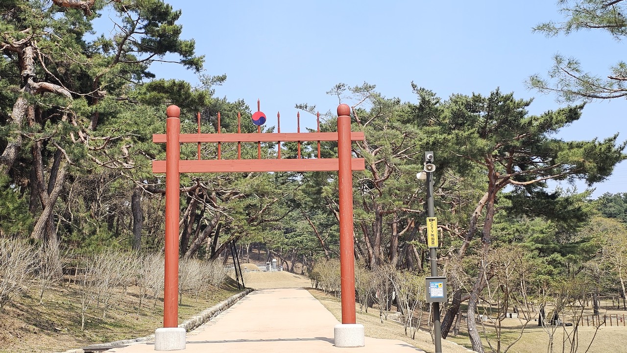 이충무공 묘 앞에 있는 홍살문