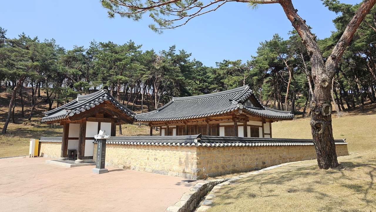 이충무공 묘 입구에 있는 재실 충무재 전경