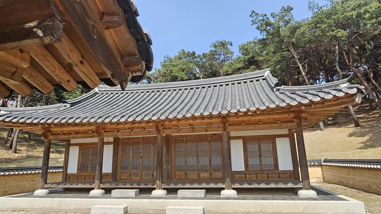 이충무공 묘 입구에 있는 재실 충무재