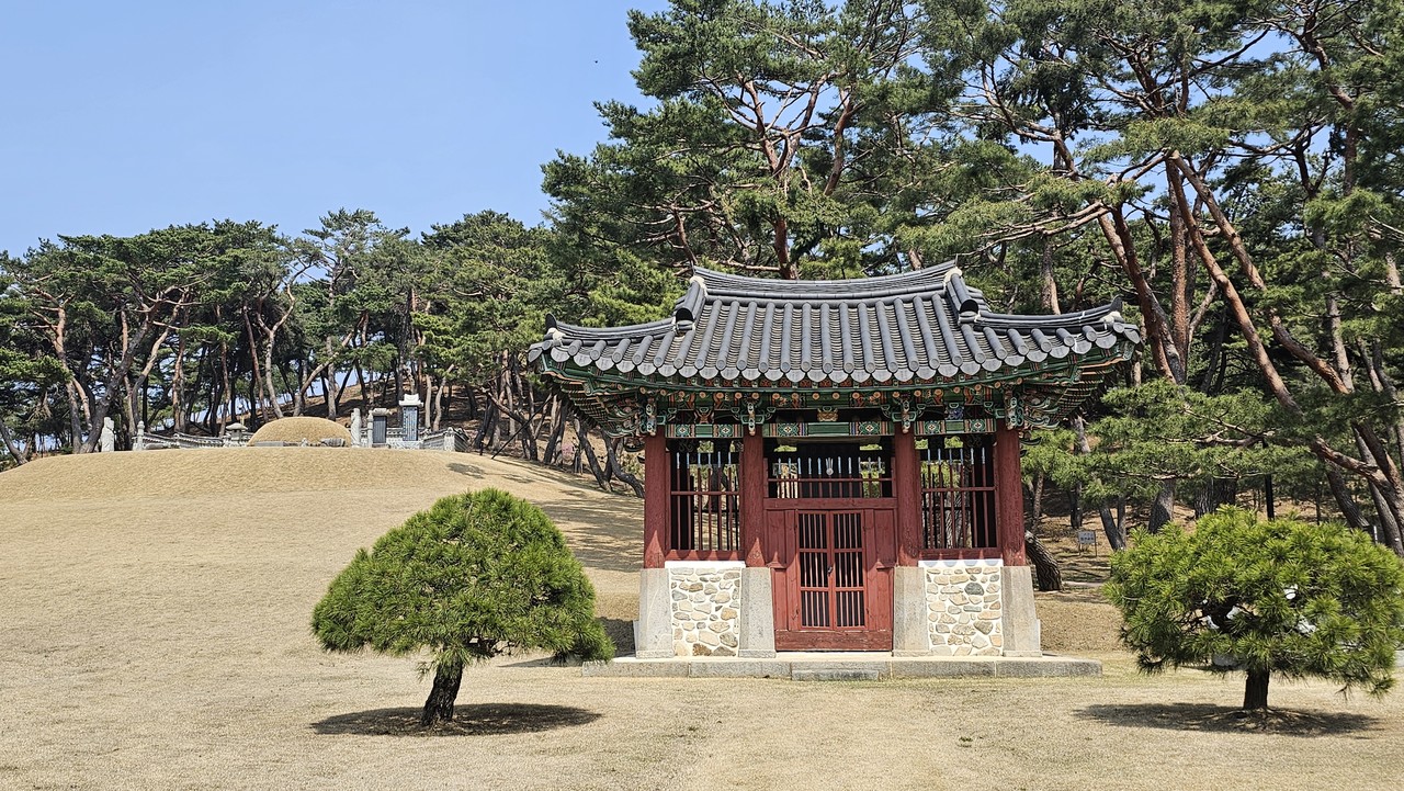 이충무공 묘와 오른쪽 앞에 있는 정조의 어제신도비