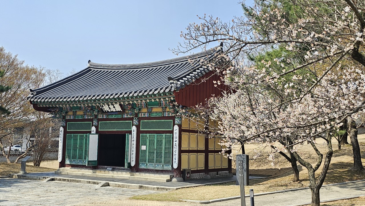 현충사 경내에 있는 구현충사 전경. 기둥의 주련은 정인보 선생의 충무공 추도시이다.