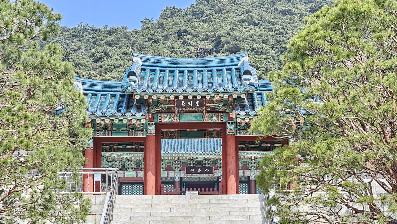 현충사 내삼문 격인 충의문 사이로 보이는 현충사.