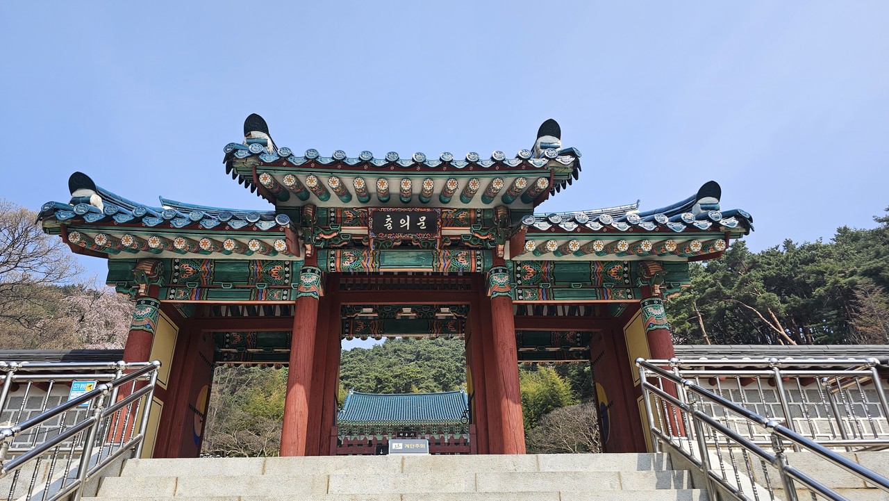 현충사 내삼문 격인 충의문