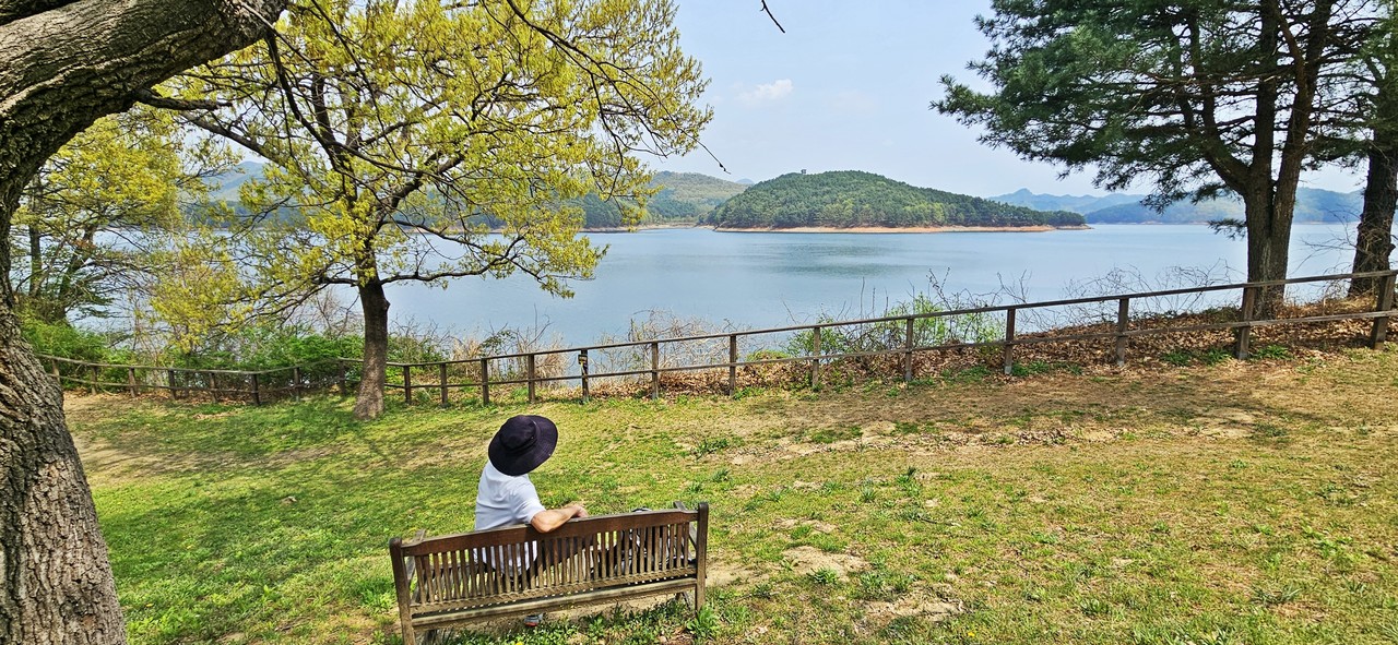 아무 생각 없다. 그냥 앉아 있다. 오늘 여정의 목적이다. 시간을 놓고 싶었다. 계획의 프레임을 벗어나고 싶었다.