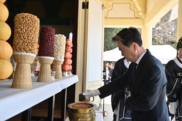 ‘매헌 윤봉길 의사 상해 의거 제93주년 기념제 및 기념식에 참석한 김태흠 지사가 제향을 하는 모습. 충남도 제공