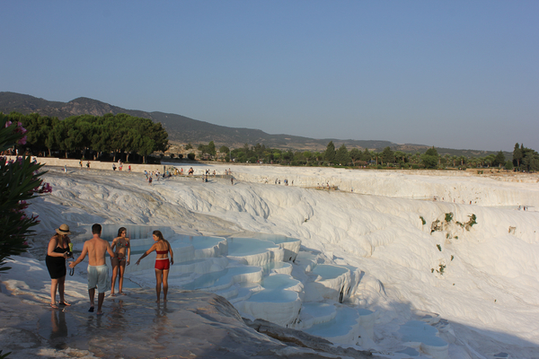 하얀 석회암 계단 지형과 온천수로 유명한 '파묵칼레'