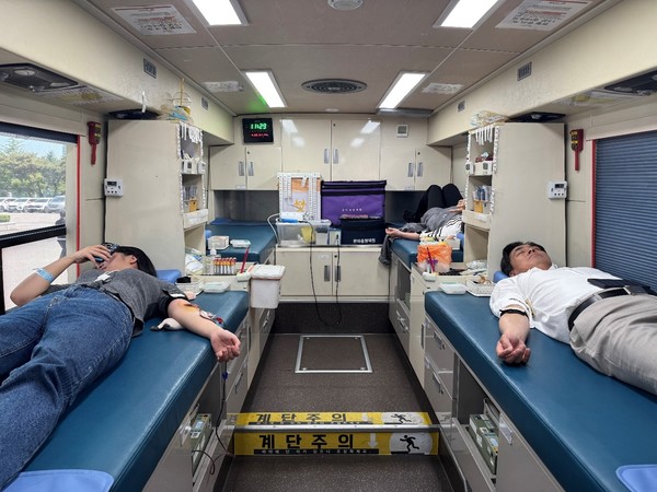 KT충남충북광역본부 임직원들이 헌혈하고 있는 모습. KT충남충북광역본부 제공