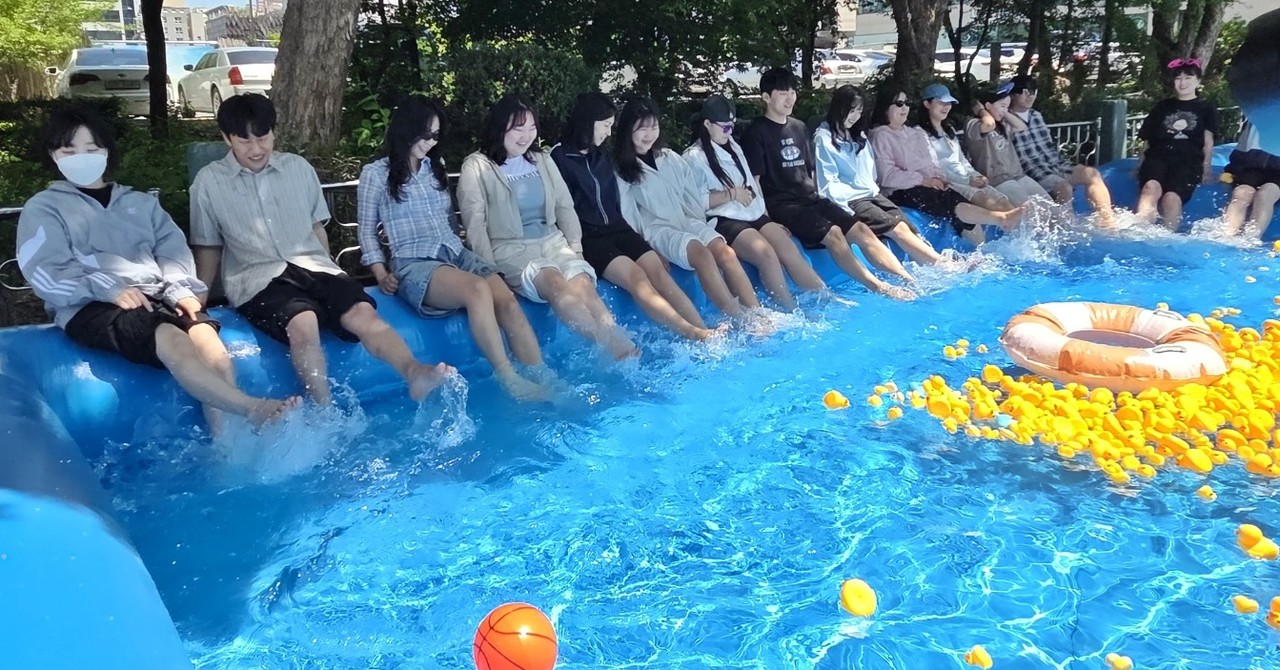 30일 제30회 유성온천문화축제 준비 현장을 찾은 시민들이 족욕 체험을 하고 있다. 이준섭 기자