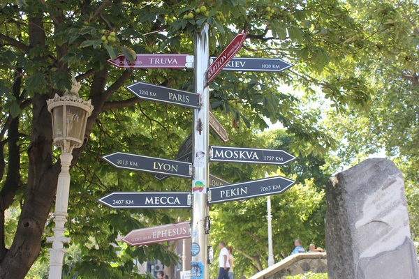 탁심 광장 이정표