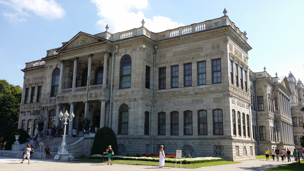 술탄 압둘 메지드 1세가 오스만 제국의 위용을 뽐내기 위해 지은 '돌마바흐체 궁전'