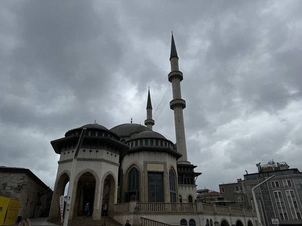 전통 오스만 양식과 현대 건축 양식이 혼합된 최신식 모스크 '탁식 모스크'는 2021년 완공됐다.