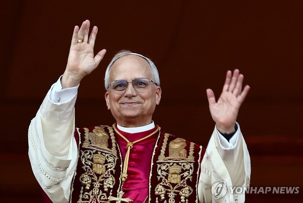 사진= 새 교황으로 선출된 미국의 로버트 프레보스트 추기경이 8일(현지시간) 성 베드로 대성전 '강복의 발코니'로 나와 군중들을 향해 손을 흔들고 있다. 연합뉴스