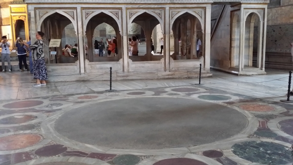 황제의 기도실(둥근 모자이크 바닥)