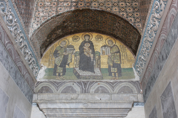 중앙에는 아기 예수를 안은 성모 마리아가 앉아 있고, 우측에는 콘스탄티누스가 콘스탄티노폴리스를, 좌측에는 유스티니아누스가 성 소피아 대성당을 봉헌하는 모습을 묘사한 모자이크 벽화.