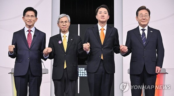 국민의힘 김문수(왼쪽부터)·민주노동당 권영국·개혁신당 이준석·더불어민주당 이재명 대선후보가 18일 서울 마포구 상암동 SBS 프리즘센터 스튜디오에서 열린 제21대 대선 1차 후보자 토론회 시작에 앞서 기념촬영을 하고 있다. 연합뉴스