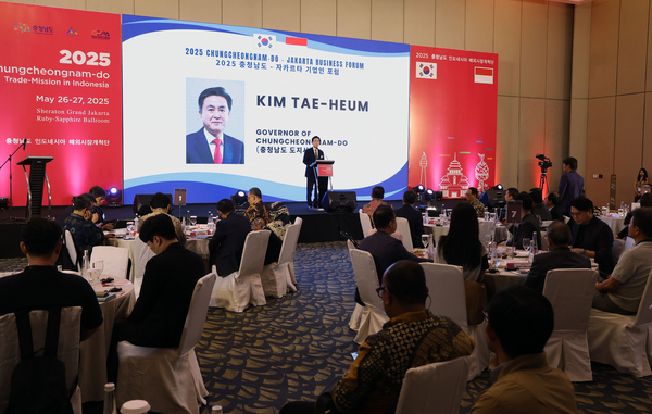 26일 인도네시아 자카르타 쉐라톤 호텔에서 열린 ‘2025 충청남도 자카르타 기업인 포럼’에서 김태흠 충남지사가 강연을 하고 있다. 충남도 제공