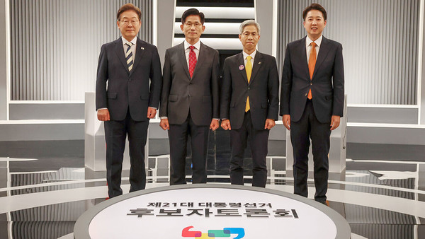 사진=  더불어민주당 이재명·국민의힘 김문수·민주노동당 권영국·개혁신당 이준석 대선후보가 지난 23일 서울 영등포구 여의도 KBS 스튜디오에서 열린 제21대 대선 2차 후보자 토론회 시작에 앞서 기념 촬영하기 위해 자리하고 있다. 2025.5.23. 국회사진기자단