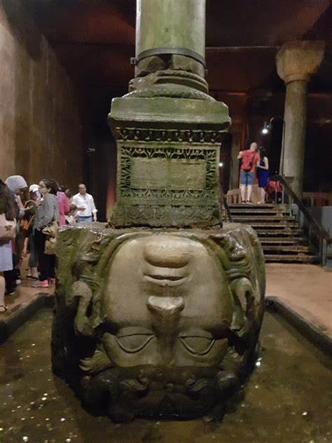 거꾸로 세워진 메두사의 머리