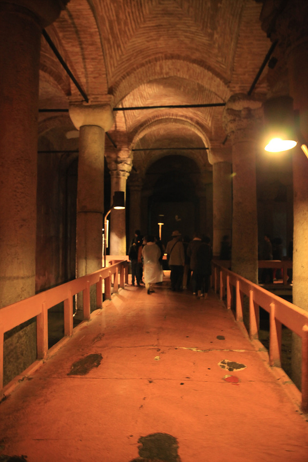 저수조 위 보행자 통로