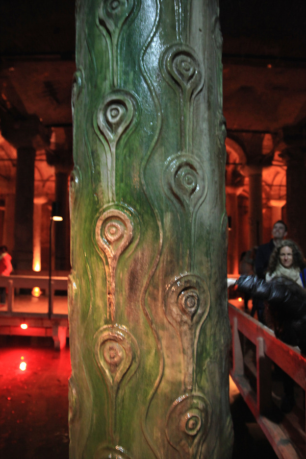 지하궁전을 떠받치고 있는 코린트식 석주