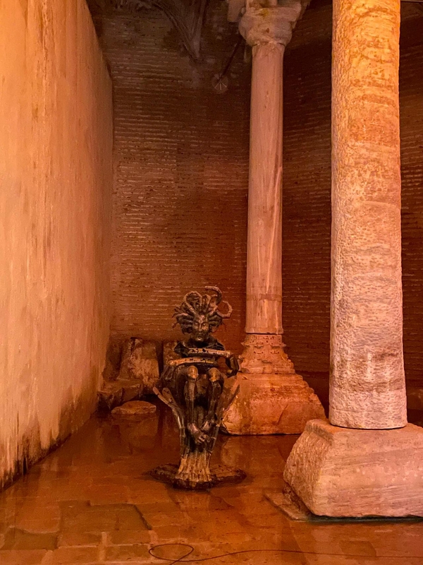 웅크리고 있는 메두사