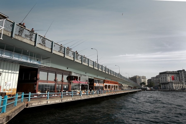 갈라타 다리에 모여있는 낚시꾼들