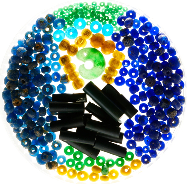 2호분 출토 유리구슬, 옥류. 국가유산청 제공