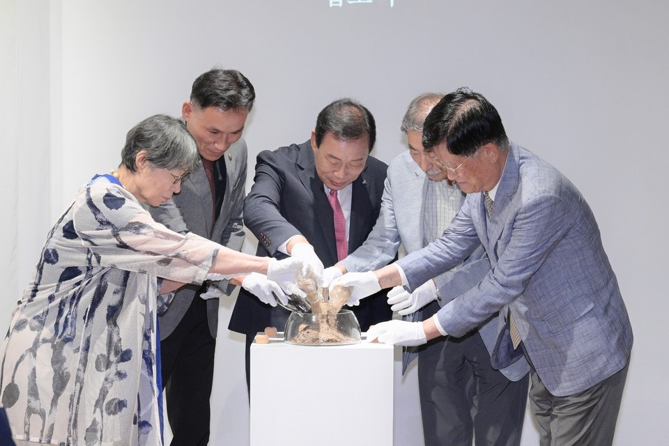 18일 열린 장욱진생가기념관 착공식에서 참석자들이 장 화백의 여정이 담긴 5개 지역의 흙을 섞는 모습. 세종시 제공
