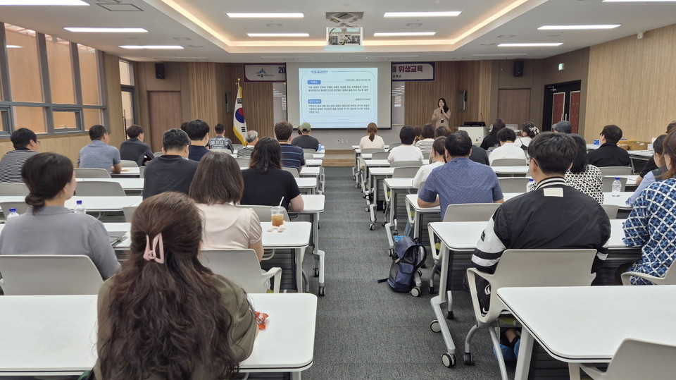 세종시는 18일 집현동 공공급식지원센터에서 지역내 유·초·중·고등학교 급식 식재료를 공급하는 납품업체 56곳을 대상으로 위생교육을 실시했다. 세종시 제공