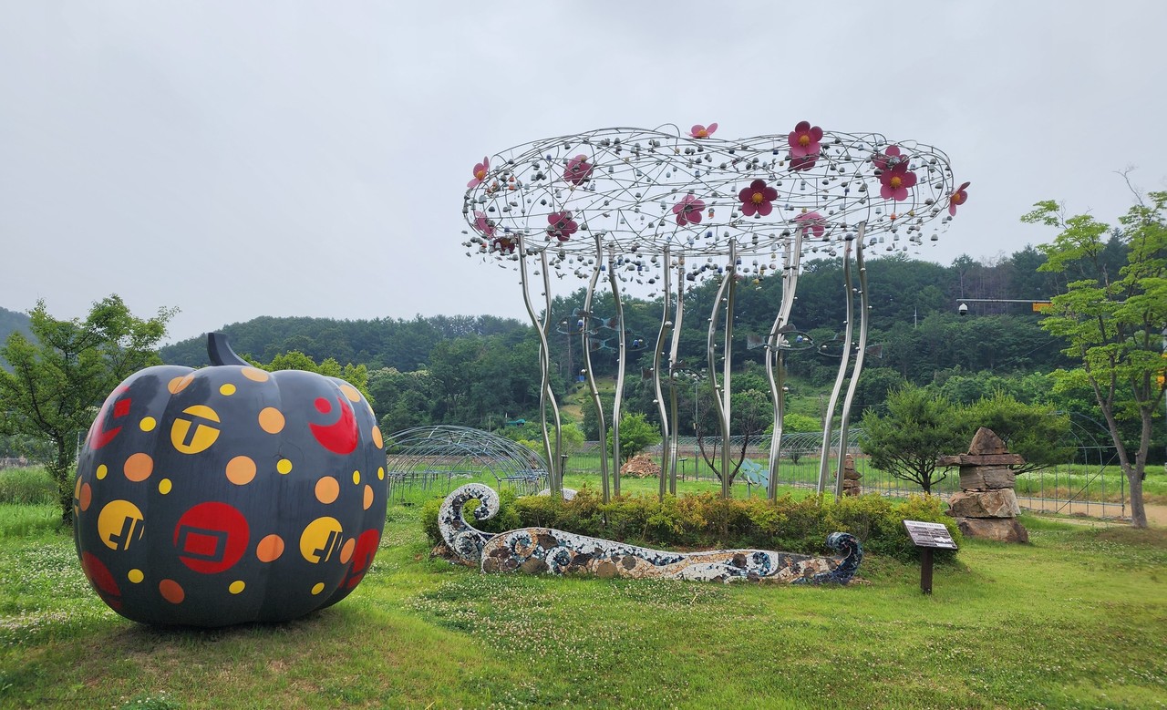 억새습지공원의 감돌고기 스토리 조형물