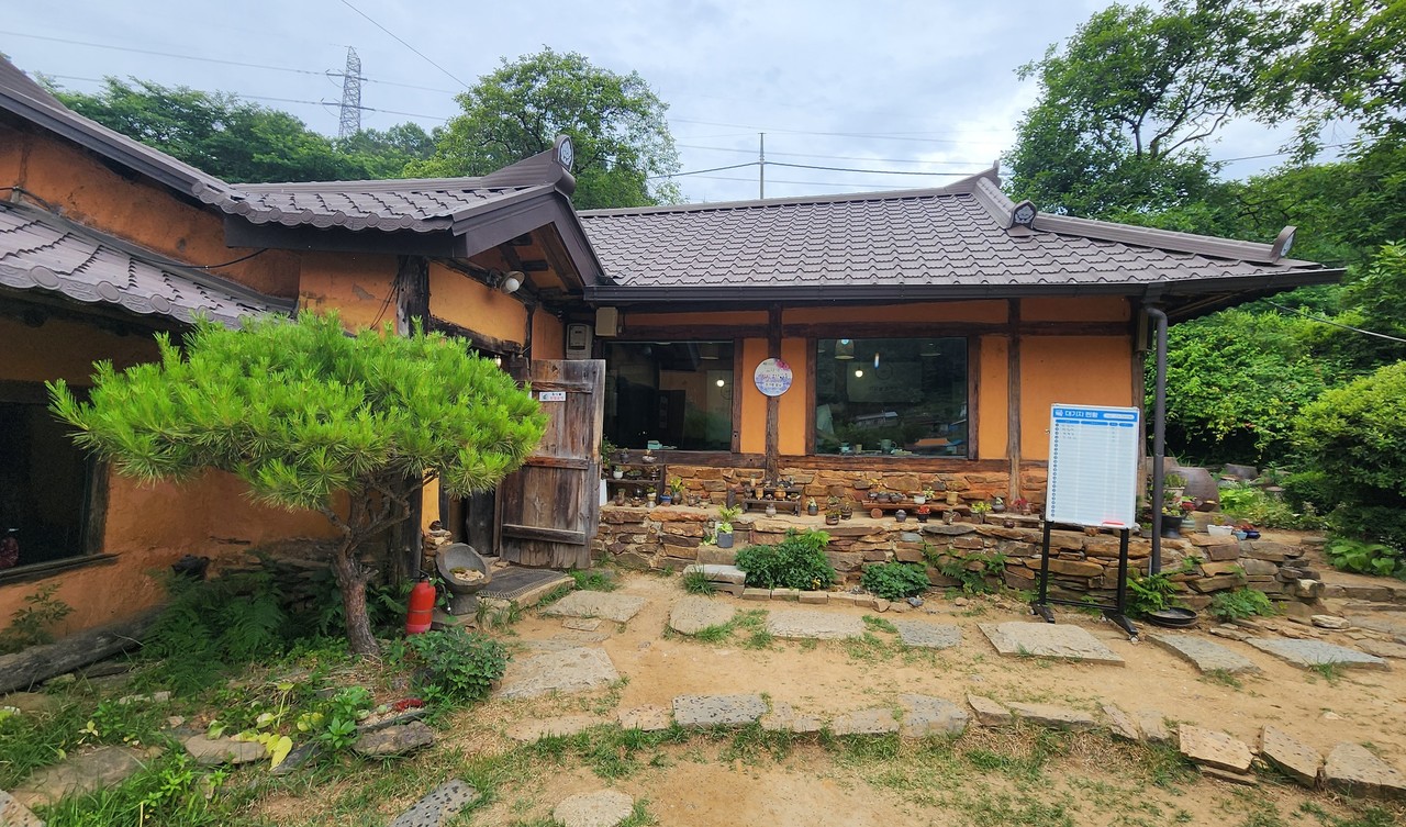 신정숙 작가는 마을 프로젝트의 지속가능성을 높이기 위해 2020년 마을기업(더맑은이현마을협동조합)도 만들었다. 그 일환으로 마을에 있는 식당(더맑은 초가랑)을 하나 인수해 운영 중이다.