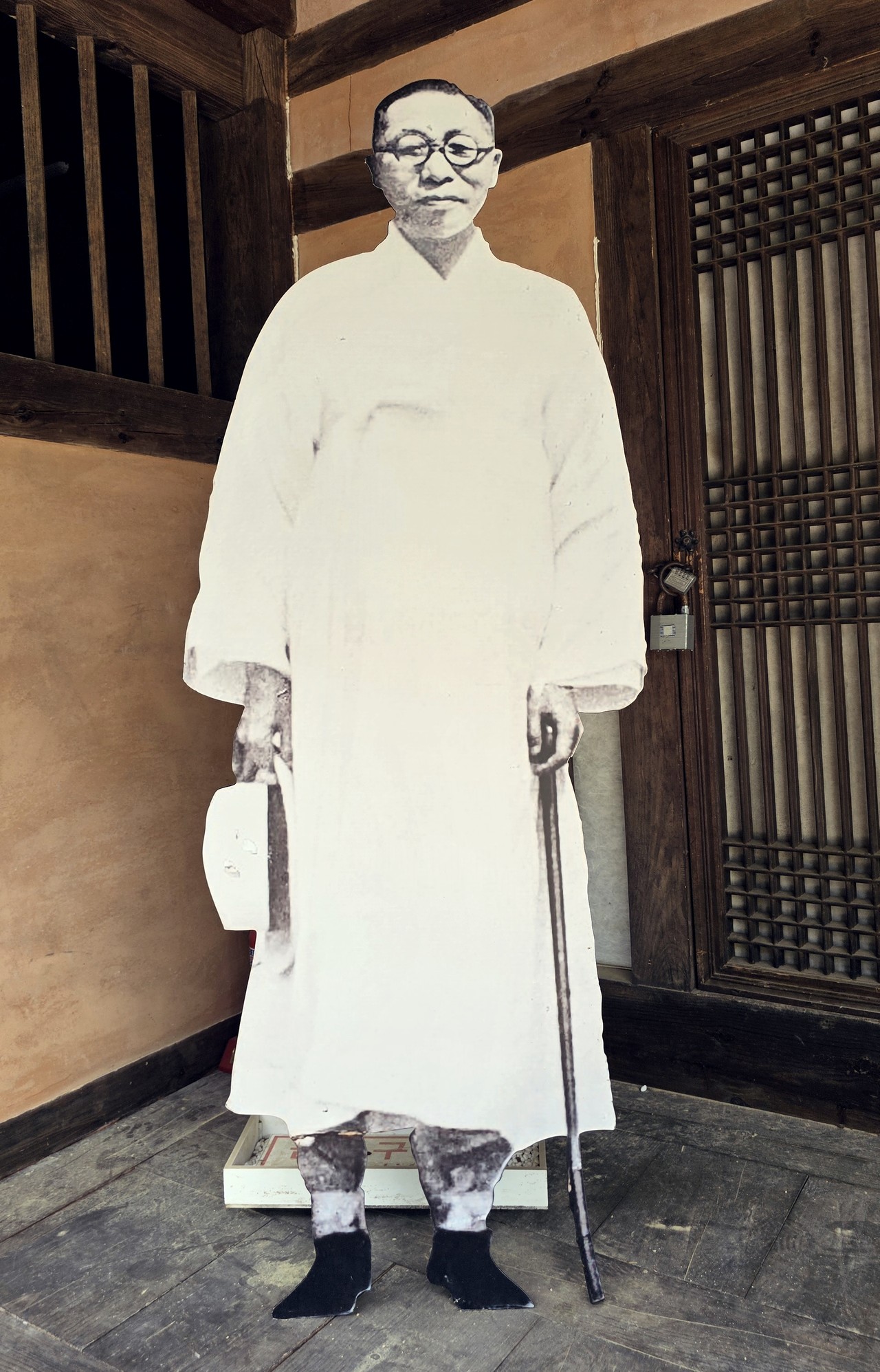 백범당 마루에 있는 백범 김구 전신상.