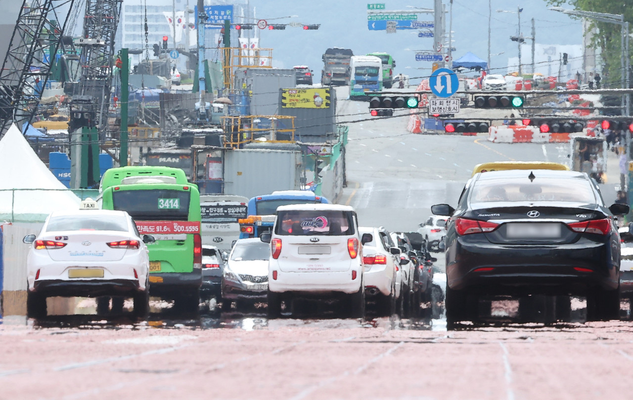 서울에 폭염주의보가 발효된 30일 오후 서울 강남구 코엑스 인근에서 아지랑이가 피어오르고 있다. 연합뉴스
