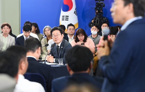 지난 4일 대전 유성구 대전컨벤션센터에서 타운홀 미팅이 열려 이재명 대통령이 질문을 듣고 있다. 한국사진기자협회 대전충남지회 제공