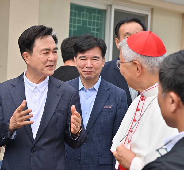 유흥식 추기경이 미사에 앞서 김태흠 충남지사와 환담을 나누고 있다. 충남도 제공