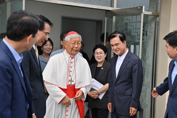 유흥식 추기경(교황청 성직자성장관)이 6일 서산 해미국제성지에서 미사를 집전한 뒤 김태흠 지사 등과 환담을 나누고 있다. 충남도 제공