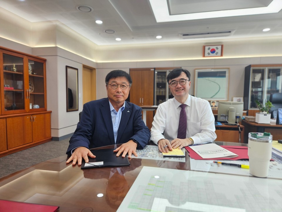 이승원 세종시 경제부시장(왼쪽)이 7일 임기근 기획재정부 차관과 만나 전폭적인 국비 지원을 요청했다. 세종시 제공