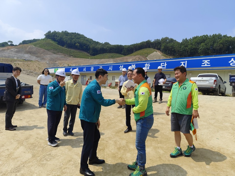 김하균 세종시 행정부시장이 7일 대형공사장, 무더위쉼터, 신규설치 그늘막 현장을 점검하고 철저한 폭염대응을 주문했다. 세종시 제공